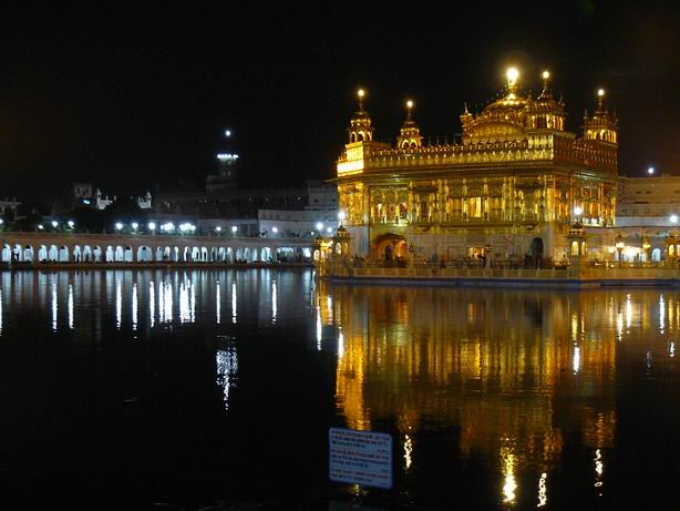 El templo dorado por la noche Amritsar