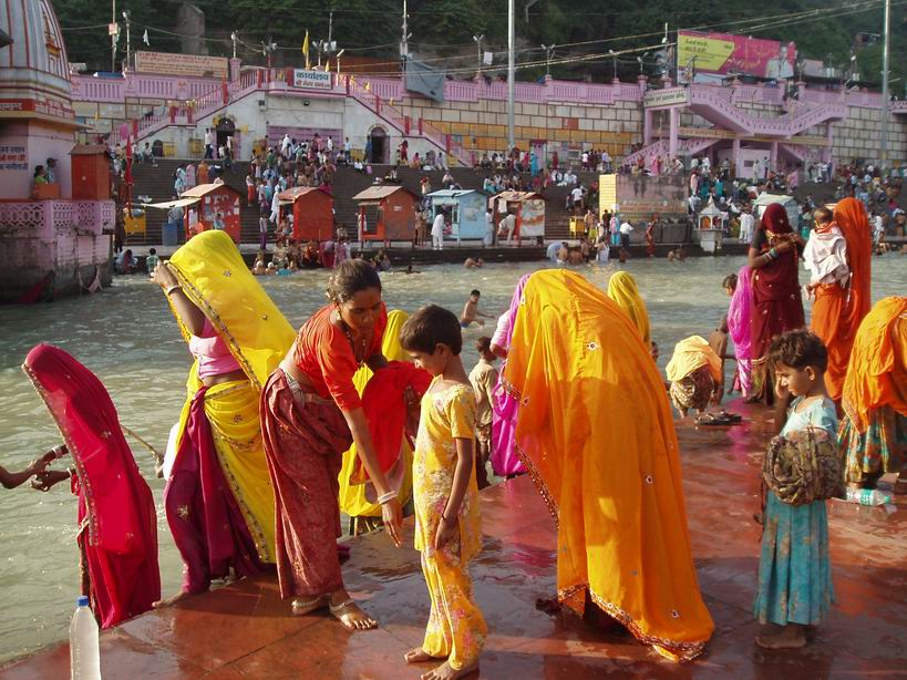 Mujeres bañandose en el Ganges. Haridwar