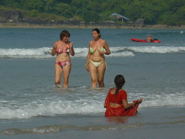 Bañistas en Goa