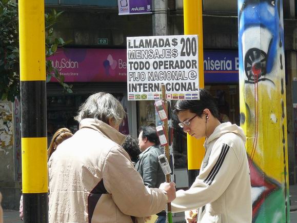 Teléfono público a la colombiana