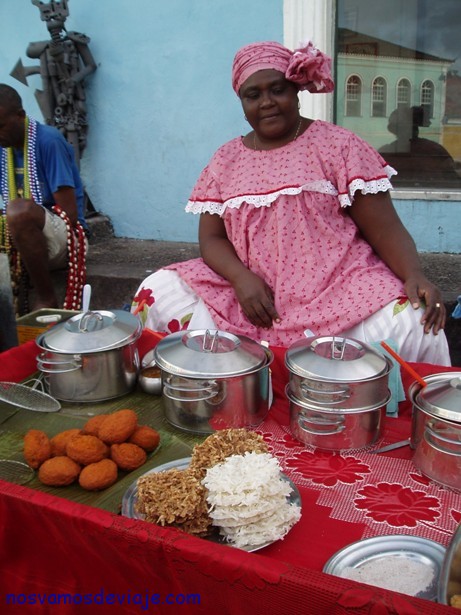 Bahiana tipica vendiendo comida en la calle