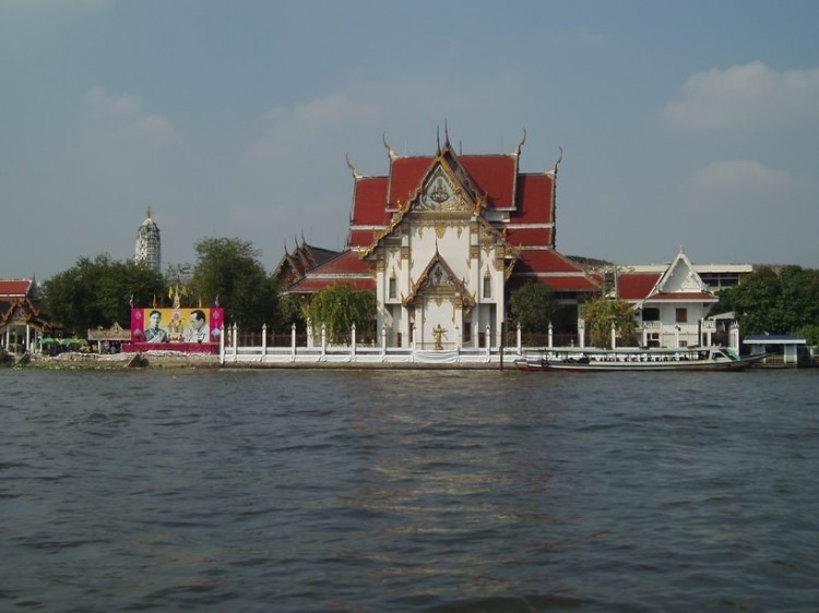 Vista desde el bote-bus en Bangkok